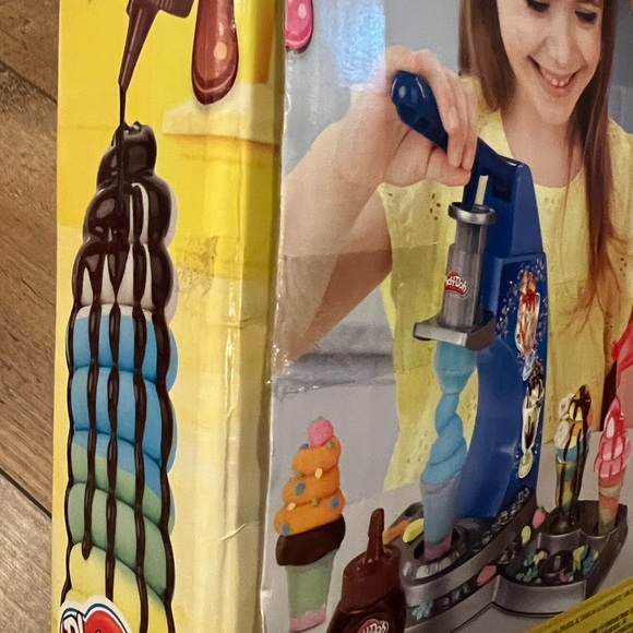 Play Doh Kitchen Creations Drizzy Ice Cream Set - Picture 9 of 10